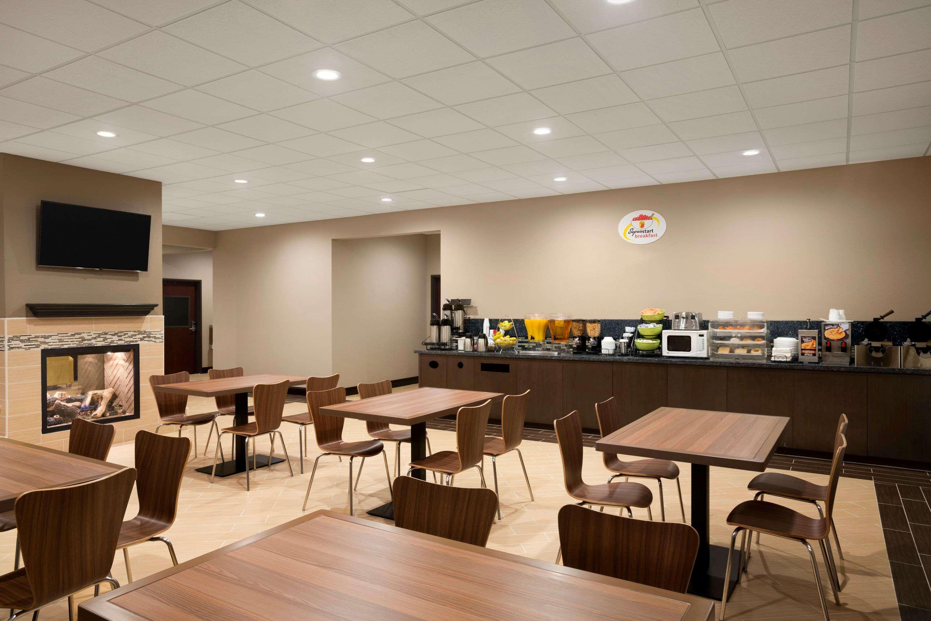 Super 8 By Wyndham Chocolate Avenue 3*